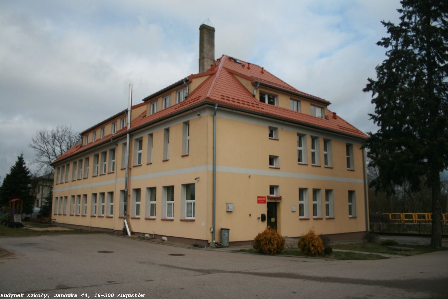 Budynek po byłej szkole podstawowej w Janówce
