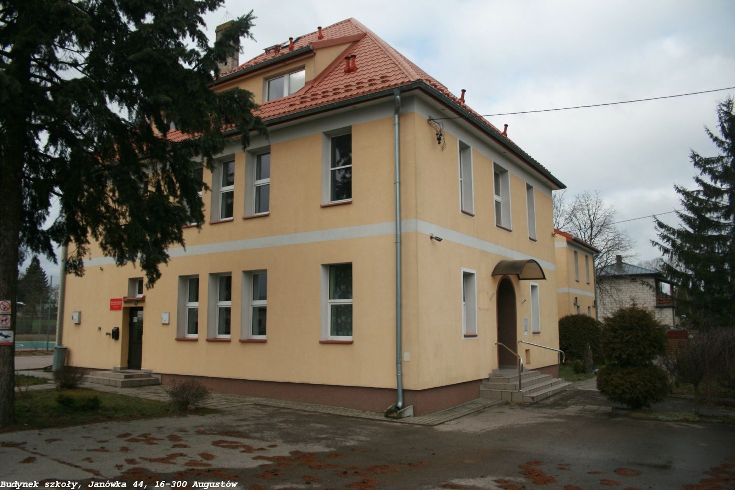 Budynek po byłej szkole podstawowej w Janówce